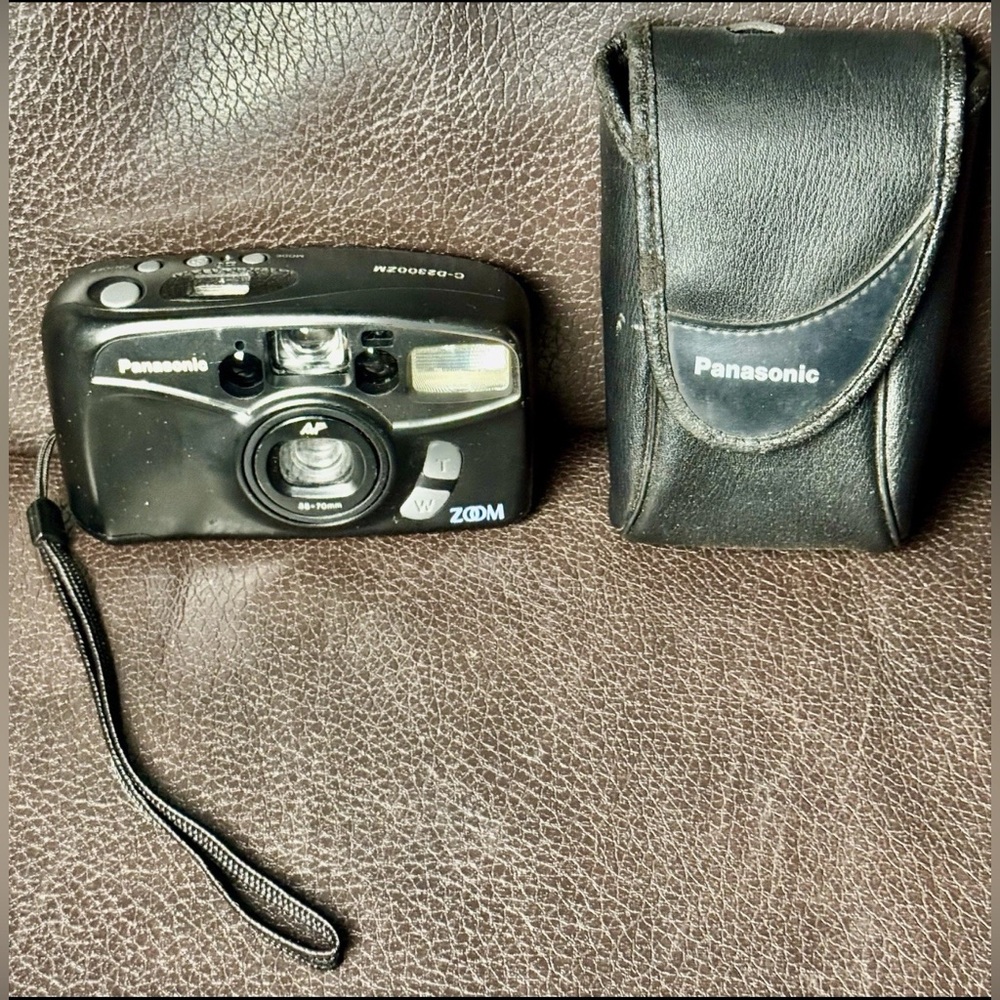 Panasonic C-2300ZM 35mm Film Point & Shoot Camera W/ Bag Black Untested